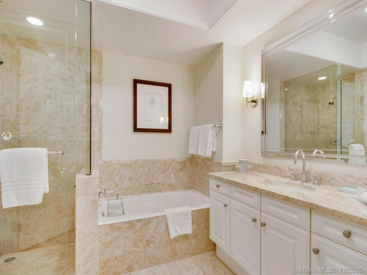 Four Seasons Hotel Miami - Luxury Private Residences 외부 사진